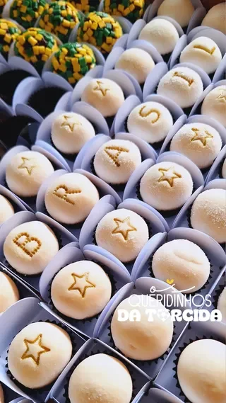 Brigadeiros personalizados decorados com letras e detalhes dourados