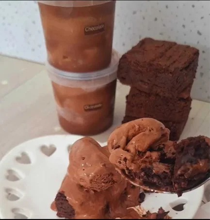 Brownies artesanais com cobertura de brigadeiro e mousse