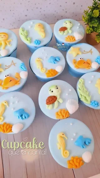 Cupcakes temáticos com decoração de temas marinhos