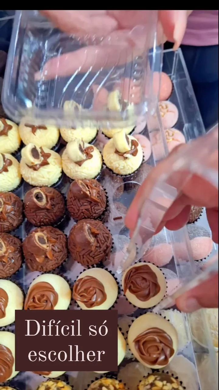 Brownies e doces variados da SM Brigadeiro