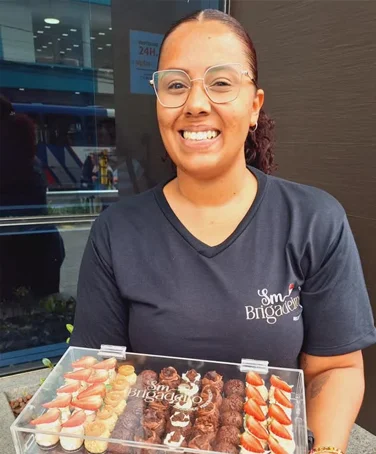 Fundadora da SM Brigadeiro com caixa de brigadeiros artesanais
